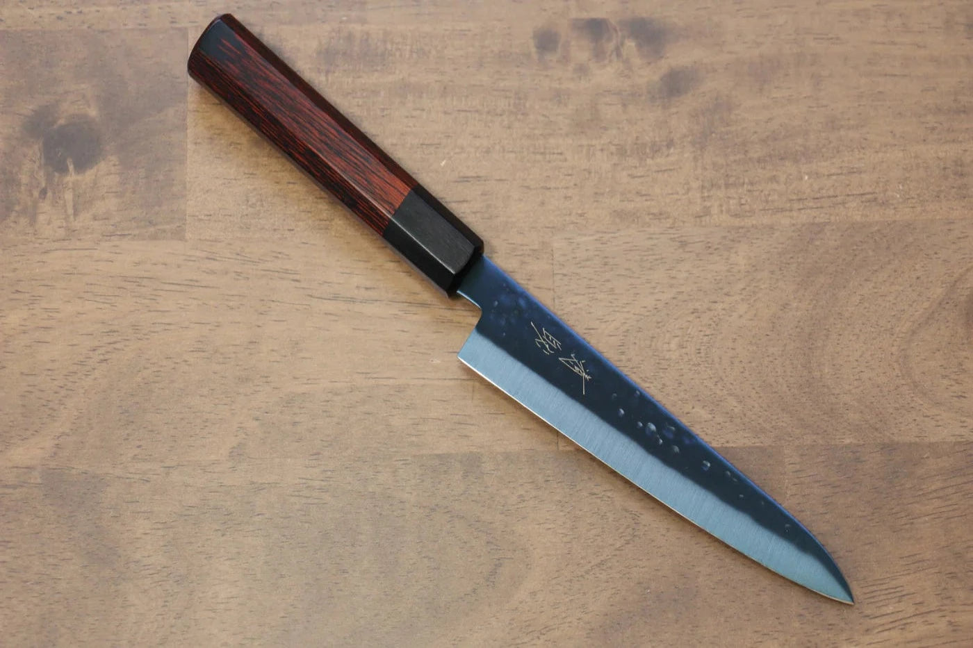 Seisuke เหล็ก SK-85 Ion plating ลายค้อนตี มีดขนาดเล็ก Petty มีดทำครัวญี่ปุ่น 150mm ด้ามไม้ Pakka wood สีแดง