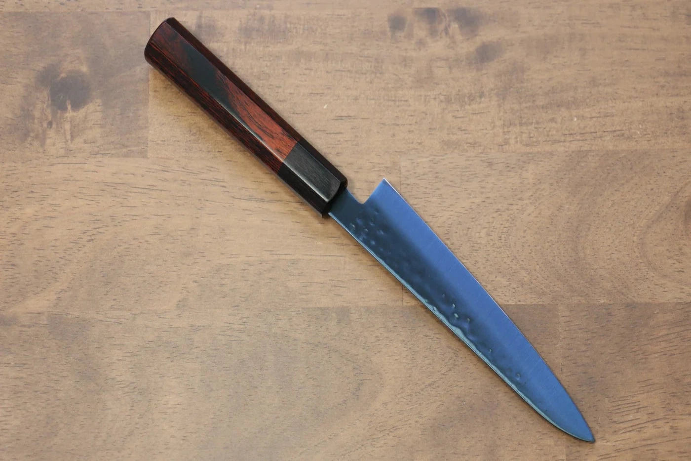 Seisuke เหล็ก SK-85 Ion plating ลายค้อนตี มีดขนาดเล็ก Petty มีดทำครัวญี่ปุ่น 150mm ด้ามไม้ Pakka wood สีแดง