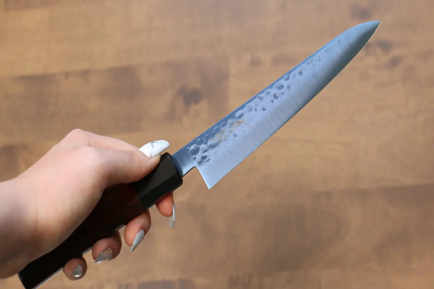 Seisuke เหล็ก SK-85 Ion plating ลายค้อนตี มีดขนาดเล็ก Petty มีดทำครัวญี่ปุ่น 150mm ด้ามไม้ Pakka wood สีแดง