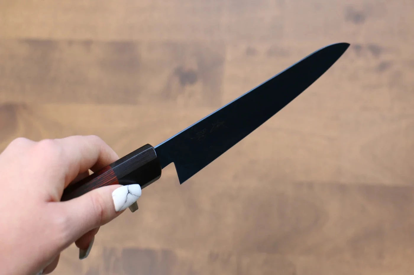 Seisuke เหล็ก SK-85 Ion plating ลายค้อนตี มีดขนาดเล็ก Petty มีดทำครัวญี่ปุ่น 150mm ด้ามไม้ Pakka wood สีแดง