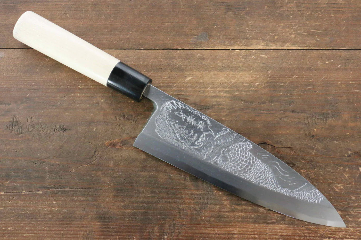 Sakai Takayuki Kasumitogi White Steel (เหล็กกล้าขาว) สลักลายจรเข้ มีด Deba มีดทำครัวญี่ปุ่น ด้ามต้นเเมกโนเลีย