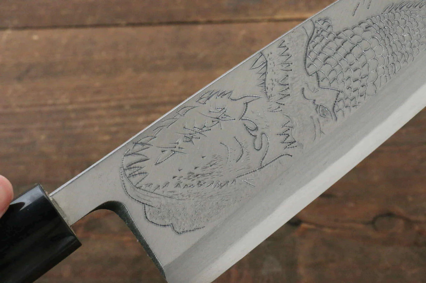 Sakai Takayuki Kasumitogi White Steel (เหล็กกล้าขาว) สลักลายจรเข้ มีด Deba มีดทำครัวญี่ปุ่น ด้ามต้นเเมกโนเลีย