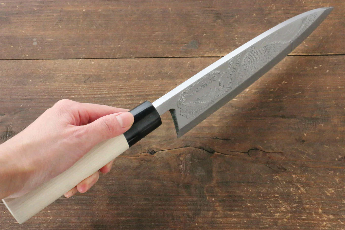 Sakai Takayuki Kasumitogi White Steel (เหล็กกล้าขาว) สลักลายจรเข้ มีด Deba มีดทำครัวญี่ปุ่น ด้ามต้นเเมกโนเลีย