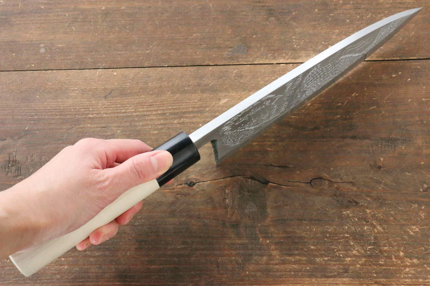Sakai Takayuki Kasumitogi White Steel (เหล็กกล้าขาว) สลักลายจรเข้ มีด Deba มีดทำครัวญี่ปุ่น ด้ามต้นเเมกโนเลีย