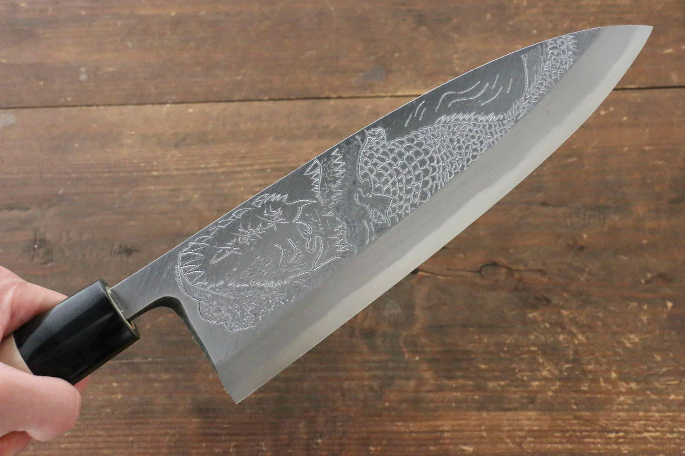 Sakai Takayuki Kasumitogi White Steel (เหล็กกล้าขาว) สลักลายจรเข้ มีด Deba มีดทำครัวญี่ปุ่น ด้ามต้นเเมกโนเลีย