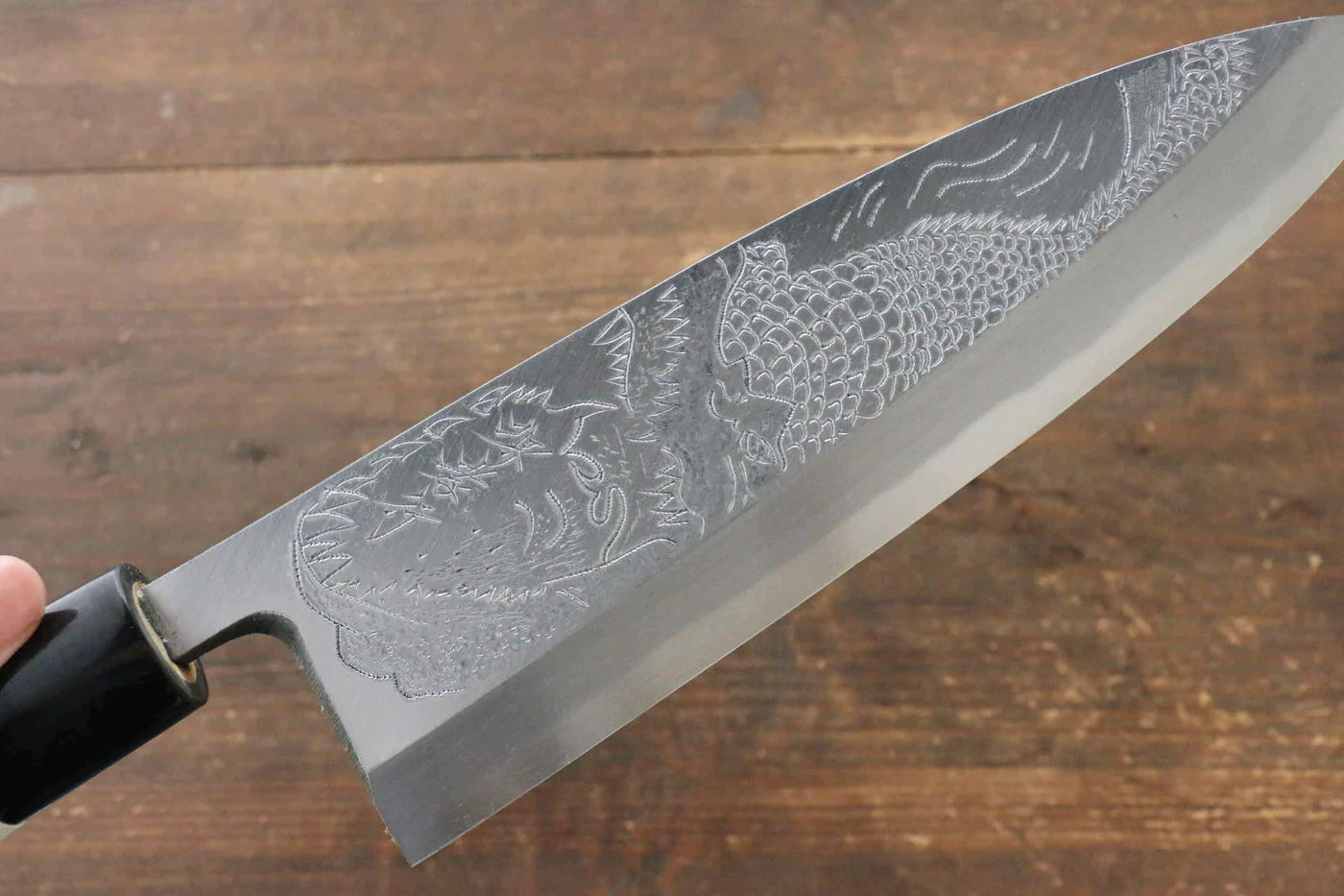 Sakai Takayuki Kasumitogi White Steel (เหล็กกล้าขาว) สลักลายจรเข้ มีด Deba มีดทำครัวญี่ปุ่น ด้ามต้นเเมกโนเลีย