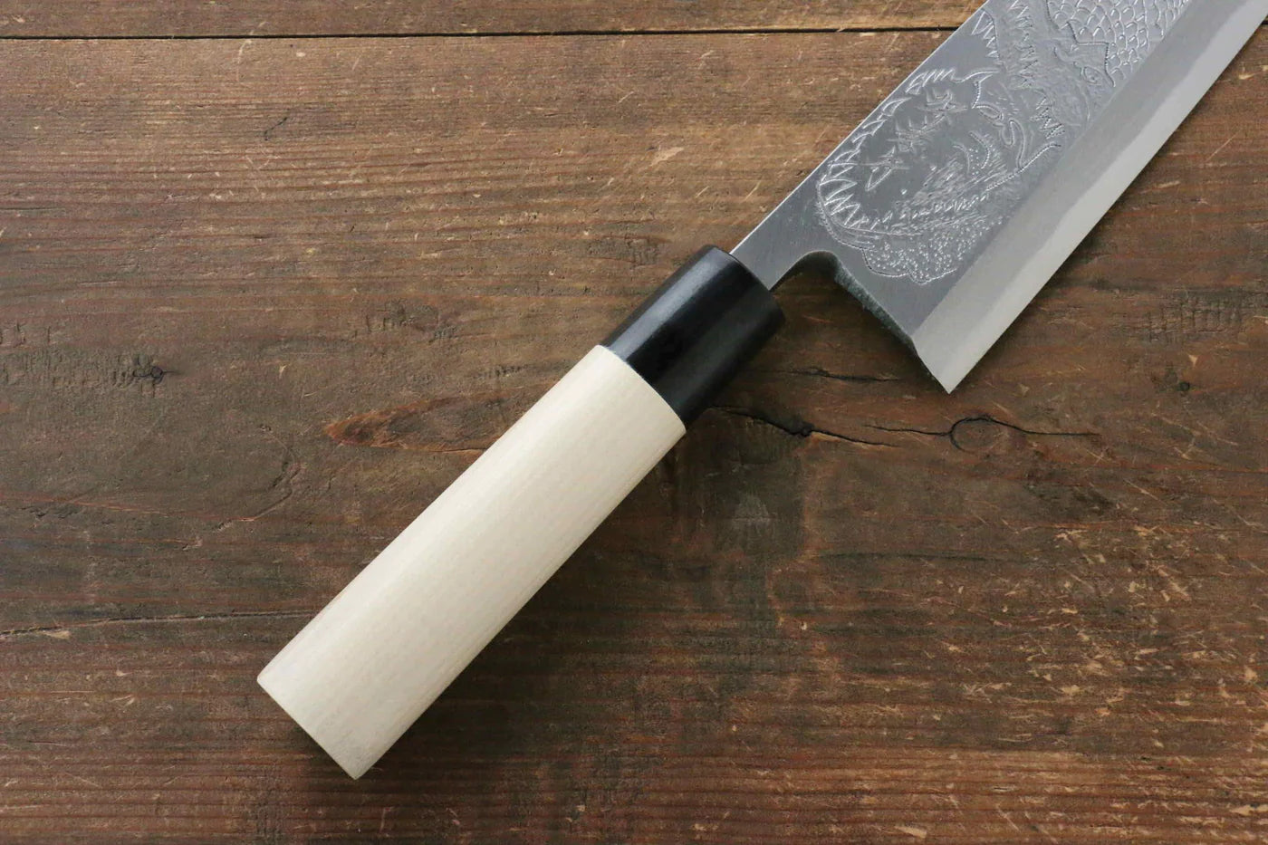 Sakai Takayuki Kasumitogi White Steel (เหล็กกล้าขาว) สลักลายจรเข้ มีด Deba มีดทำครัวญี่ปุ่น ด้ามต้นเเมกโนเลีย