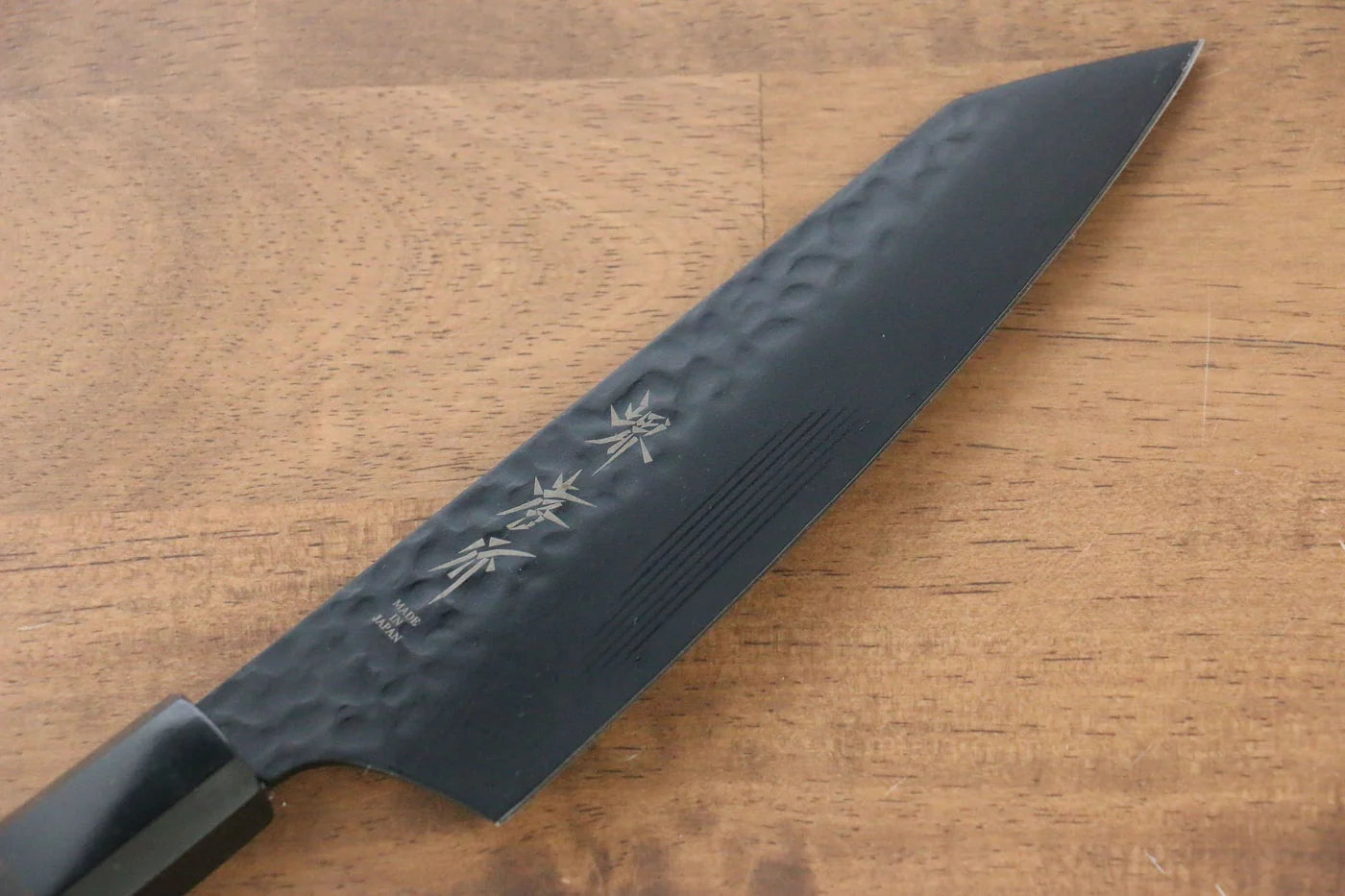 Sakai Takayuki Kurokage VG10 ลายค้อนตี เคลือบเทฟลอน มีด Kengata Santoku มีดทำครัวญี่ปุ่น 160mm ด้ามไม้เวงเก้
