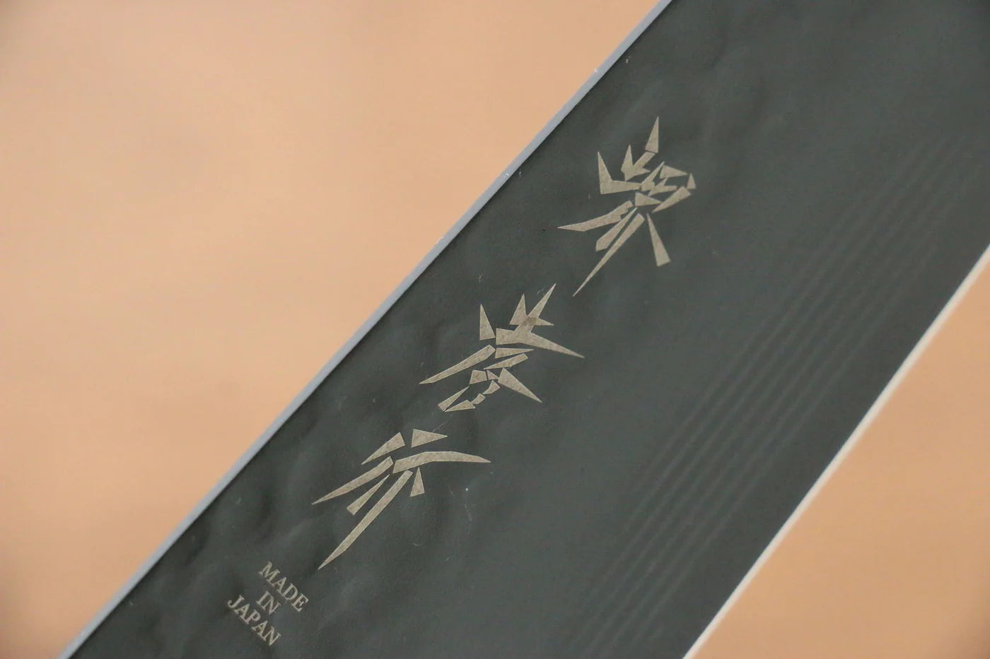 Sakai Takayuki Kurokage VG10 ลายค้อนตี เคลือบเทฟลอน มีด Kengata Santoku มีดทำครัวญี่ปุ่น 160mm ด้ามไม้เวงเก้