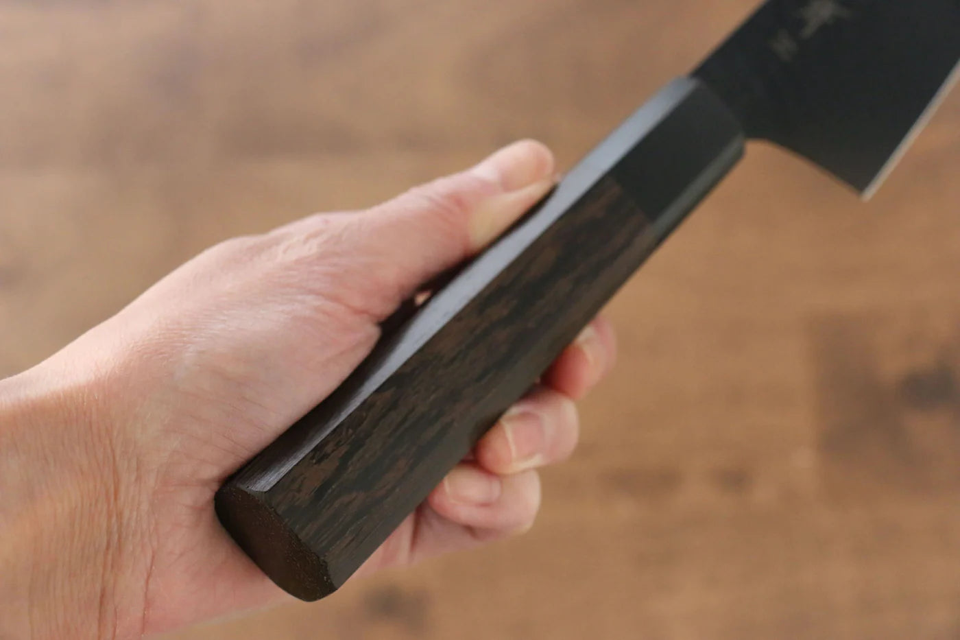 Sakai Takayuki Kurokage VG10 ลายค้อนตี เคลือบเทฟลอน มีด Kengata Santoku มีดทำครัวญี่ปุ่น 160mm ด้ามไม้เวงเก้