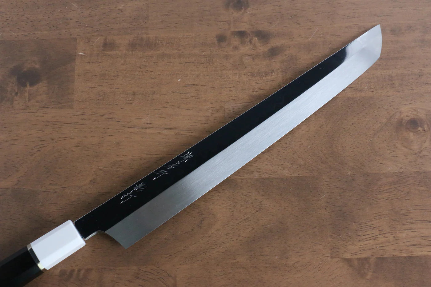 Sakai Takayuki Kageuchi Water Quenching Honyaki White Steel (เหล็กกล้าขาว) No.2 ขัดขึ้นเงากระจก มีด Sakimaru Yanagiba มีดทำครัวญี่ปุ่น 300mm ด้ามไม้มะเกลือ (ประดับห่วงคู่เขาควาย) มีฝัก (ปลอก) มีด