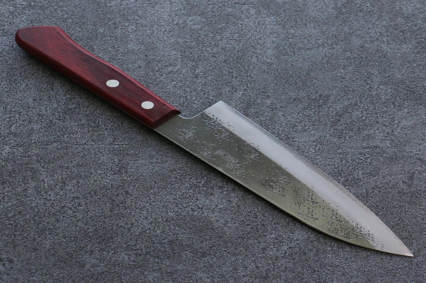 Seisuke Blue Super (บลูซุปเปอร์สตีล) ลายค้อนตี มีด Santoku มีดทำครัวญี่ปุ่น 165mm ด้ามไม้ Pakka wood สีแดง