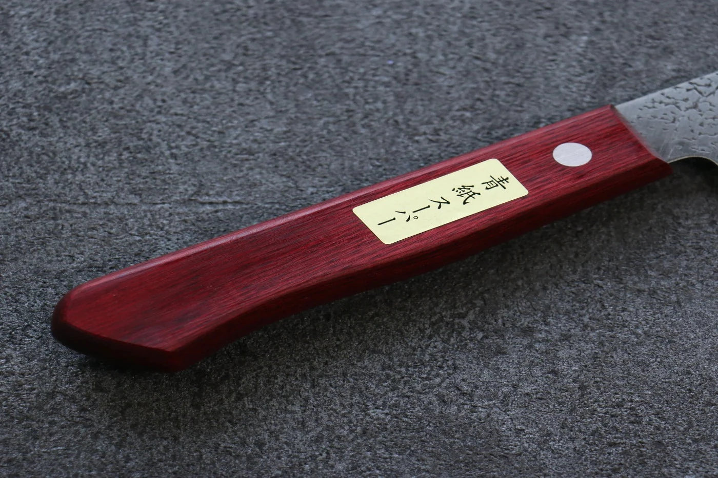 Seisuke Blue Super (บลูซุปเปอร์สตีล) ลายค้อนตี มีด Santoku มีดทำครัวญี่ปุ่น 165mm ด้ามไม้ Pakka wood สีแดง