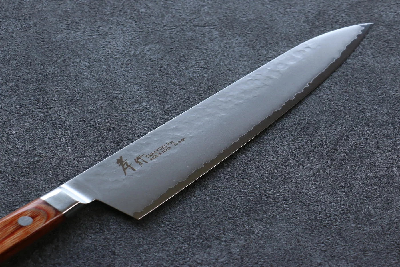 Sakai Takayuki VG5 ลายค้อนตี มีดกิวโตะ Gyuto มีดทำครัวญี่ปุ่น 210mm ด้ามไม้ Pakka wood สีน้ำตาล