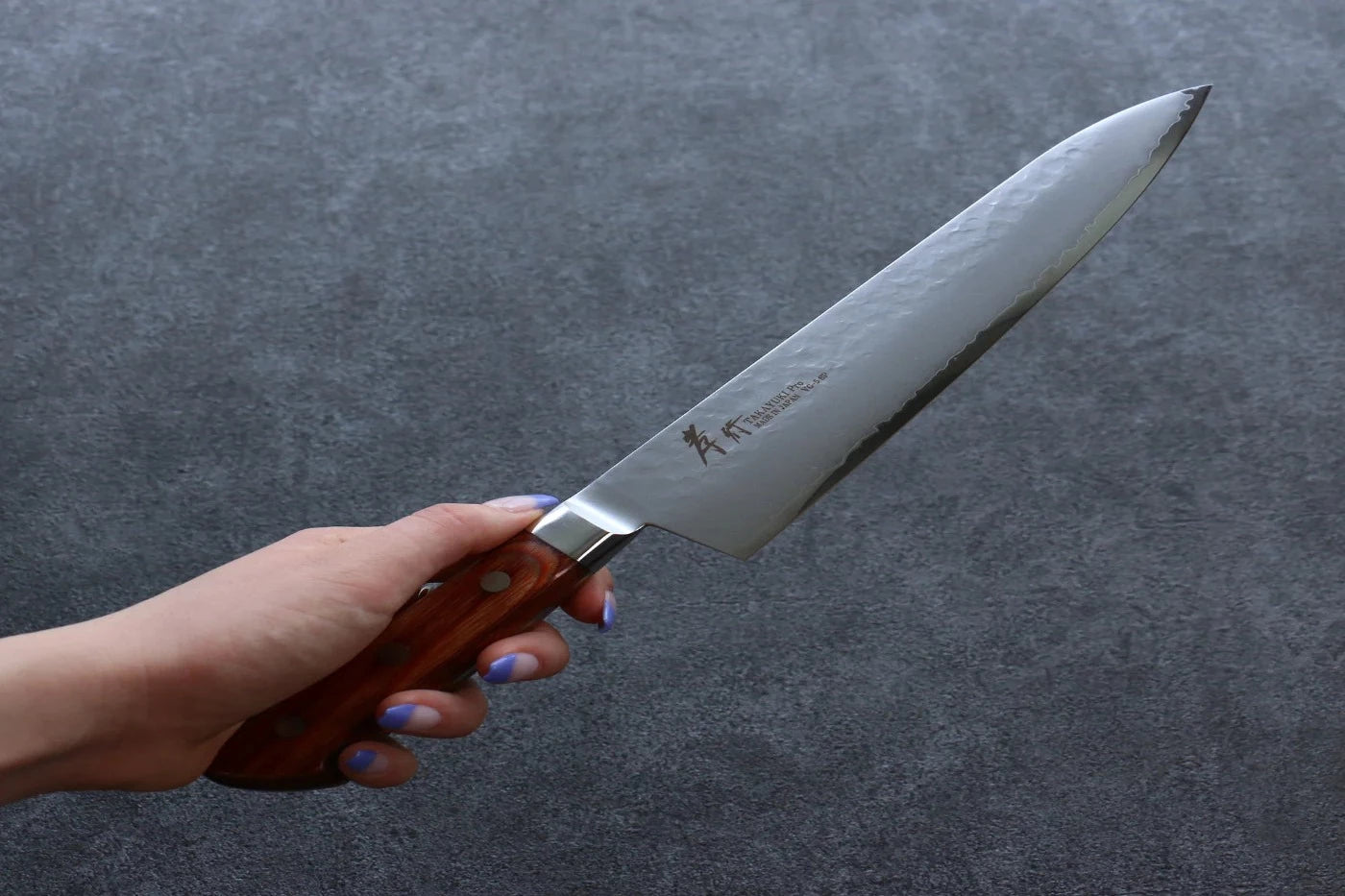 Sakai Takayuki VG5 ลายค้อนตี มีดกิวโตะ Gyuto มีดทำครัวญี่ปุ่น 210mm ด้ามไม้ Pakka wood สีน้ำตาล