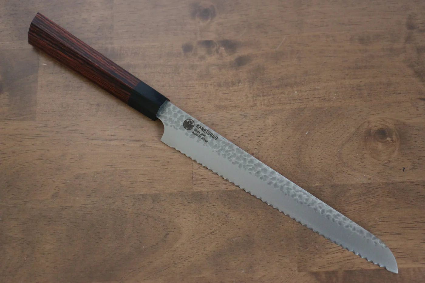 Seki Kanetsugu Heptagon Wood VG2 ลายค้อนตี มีดหั่นขนมปัง มีดทำครัวญี่ปุ่น 210mm ด้ามไม้ Pakka wood (หกเหลี่ยม)