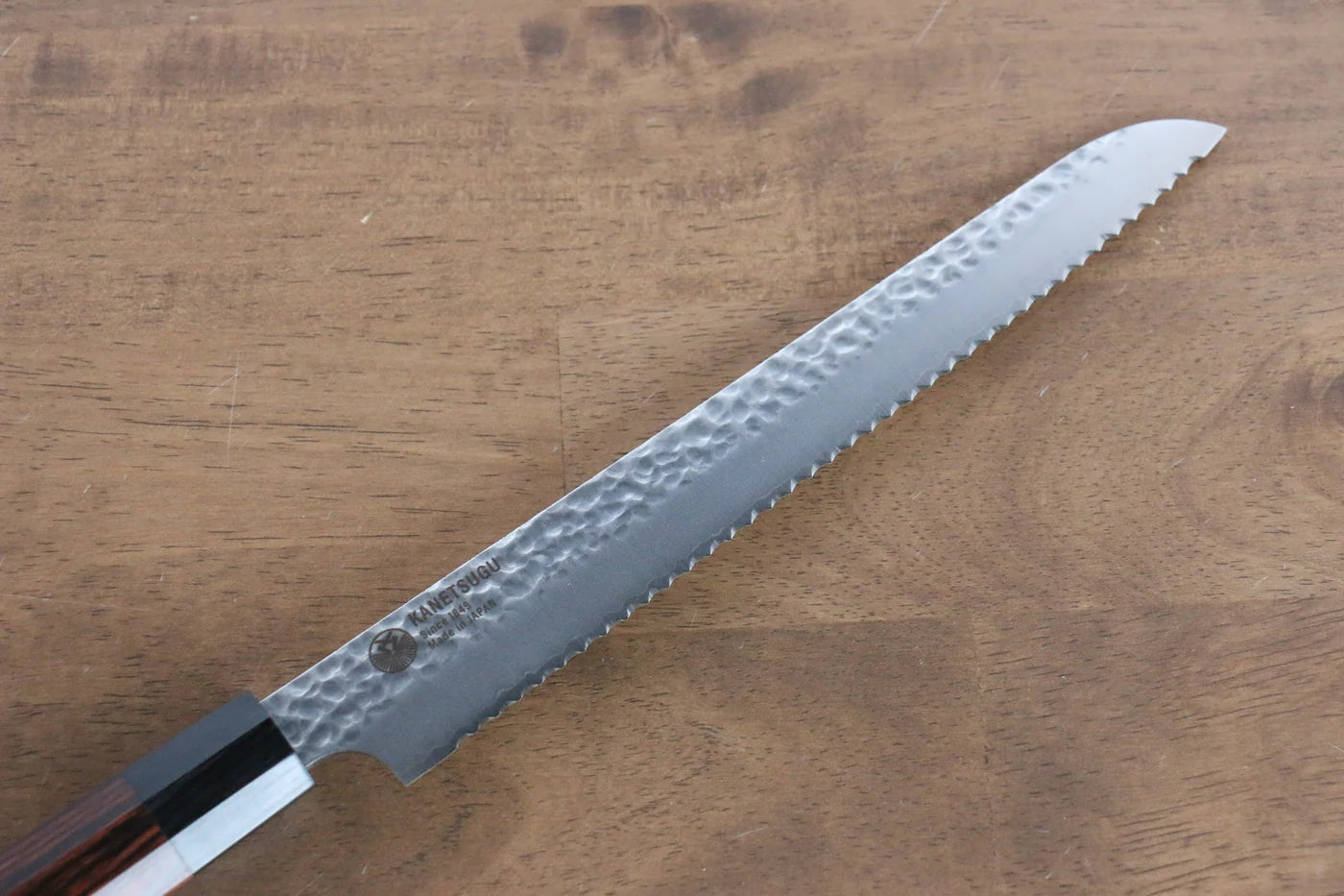 Seki Kanetsugu Heptagon Wood VG2 ลายค้อนตี มีดหั่นขนมปัง มีดทำครัวญี่ปุ่น 210mm ด้ามไม้ Pakka wood (หกเหลี่ยม)