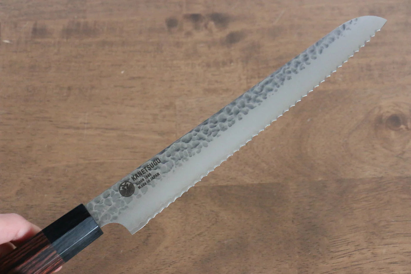 Seki Kanetsugu Heptagon Wood VG2 ลายค้อนตี มีดหั่นขนมปัง มีดทำครัวญี่ปุ่น 210mm ด้ามไม้ Pakka wood (หกเหลี่ยม)