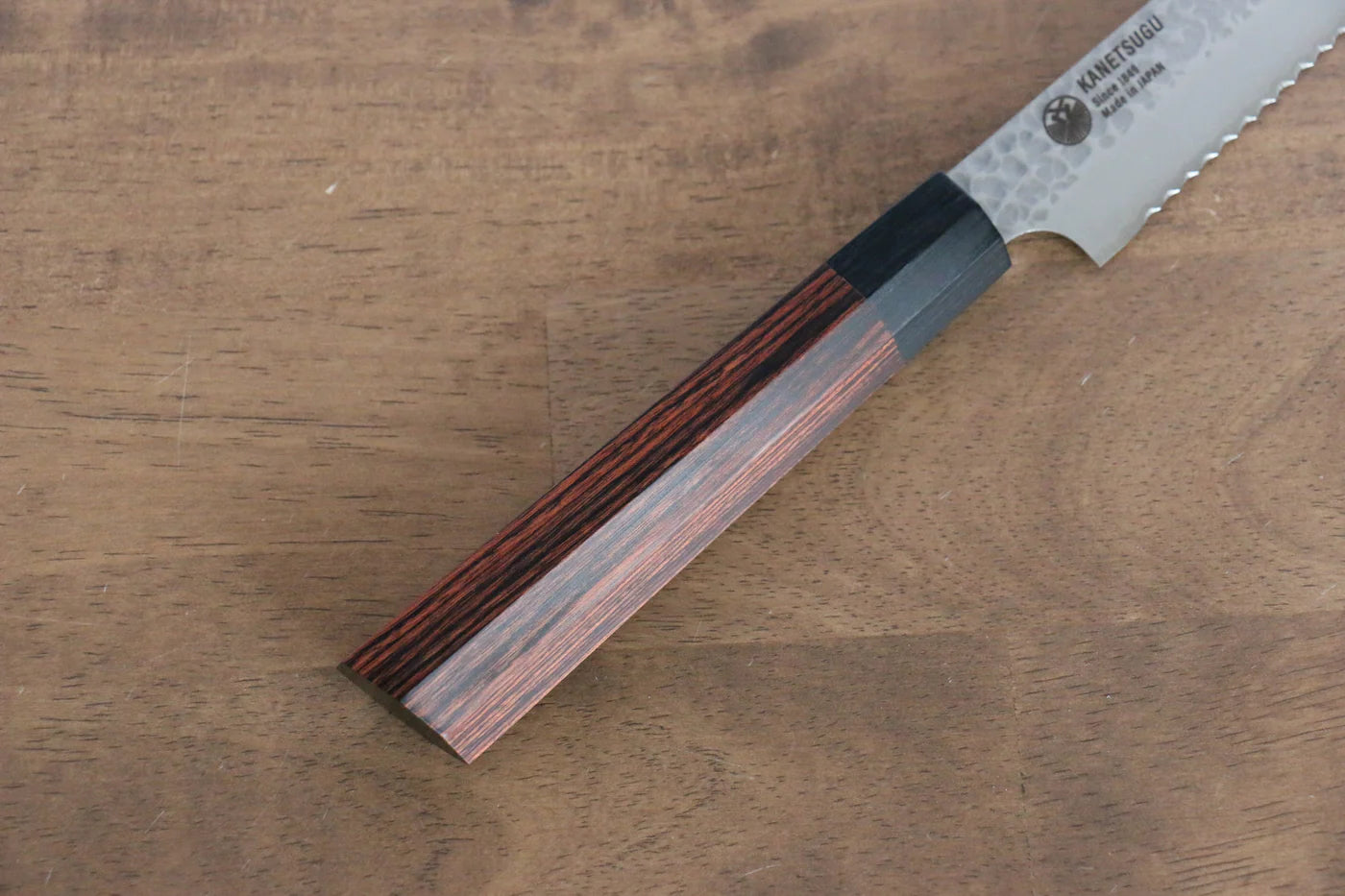 Seki Kanetsugu Heptagon Wood VG2 ลายค้อนตี มีดหั่นขนมปัง มีดทำครัวญี่ปุ่น 210mm ด้ามไม้ Pakka wood (หกเหลี่ยม)