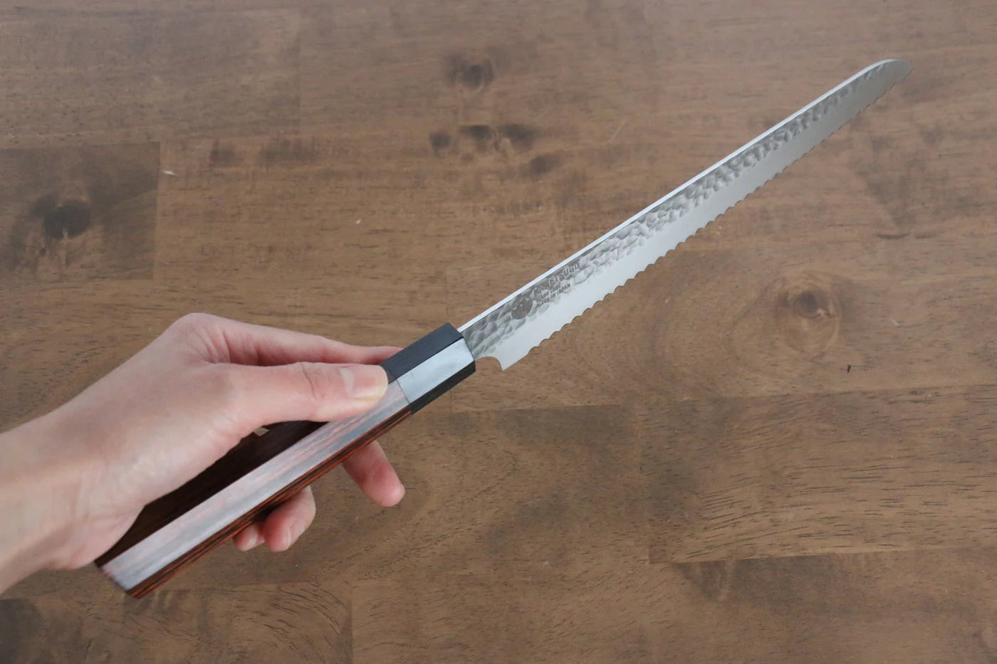 Seki Kanetsugu Heptagon Wood VG2 ลายค้อนตี มีดหั่นขนมปัง มีดทำครัวญี่ปุ่น 210mm ด้ามไม้ Pakka wood (หกเหลี่ยม)