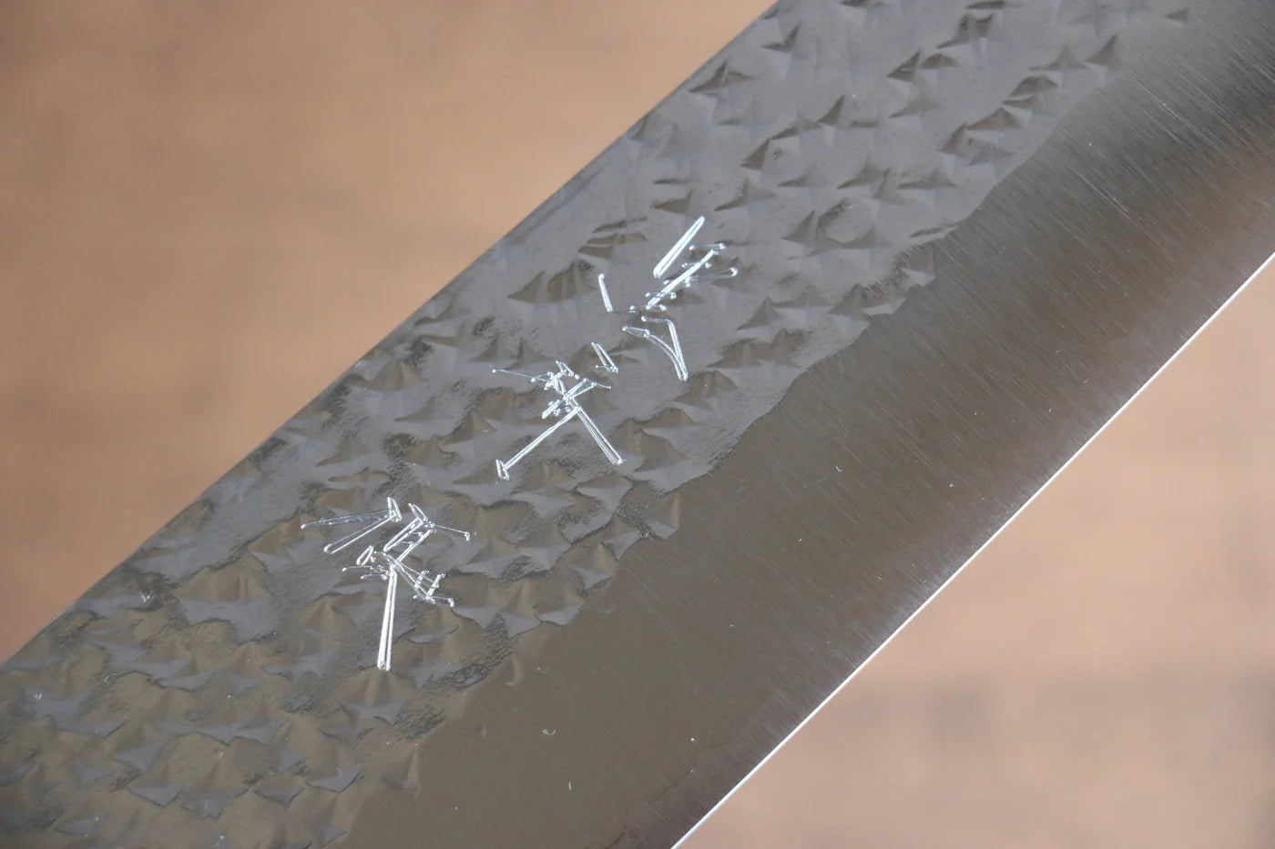Yu Kurosaki Senko R2/SG2 ลายค้อนตี มีดกิวโตะ Gyuto มีดทำครัวญี่ปุ่น 210mm ด้ามไม้วอลนัท(เฟอร์รูล : เทอร์คอยซ์ประดับห่วง)