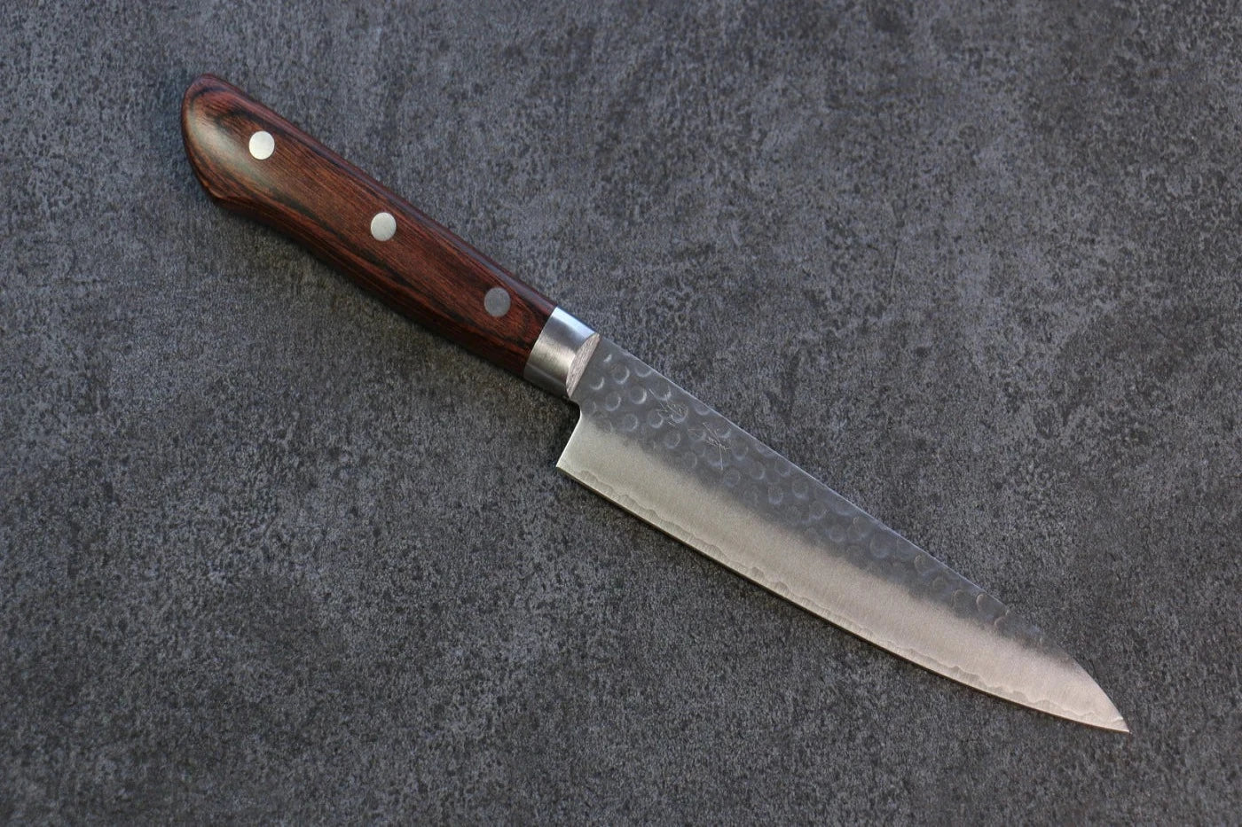 Seisuke Swedish Steel-stn (เหล็กสวีเดน stn) ลายค้อนตี มีดขนาดเล็ก  Petty มีดทำครัวญี่ปุ่น 150mm ด้ามมะฮอกกานี