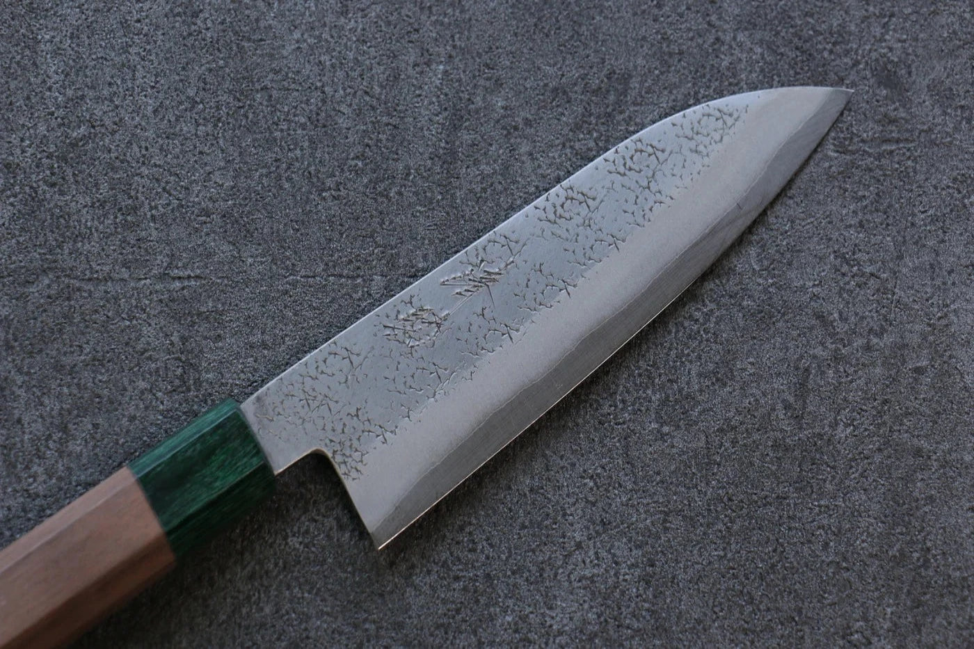 Seisuke Blue Super (บลูซุปเปอร์สตีล) ลายค้อนตี มีด Santoku มีดทำครัวญี่ปุ่น 165mm ด้ามไม้วอลนัท(ประดับไม้ สีเขียว คู่