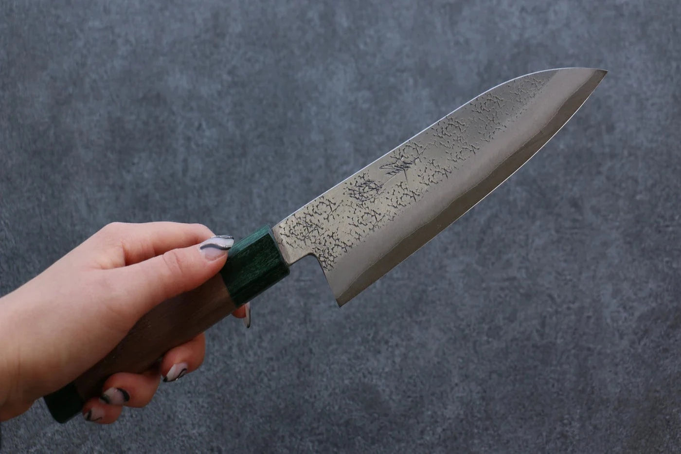 Seisuke Blue Super (บลูซุปเปอร์สตีล) ลายค้อนตี มีด Santoku มีดทำครัวญี่ปุ่น 165mm ด้ามไม้วอลนัท(ประดับไม้ สีเขียว คู่
