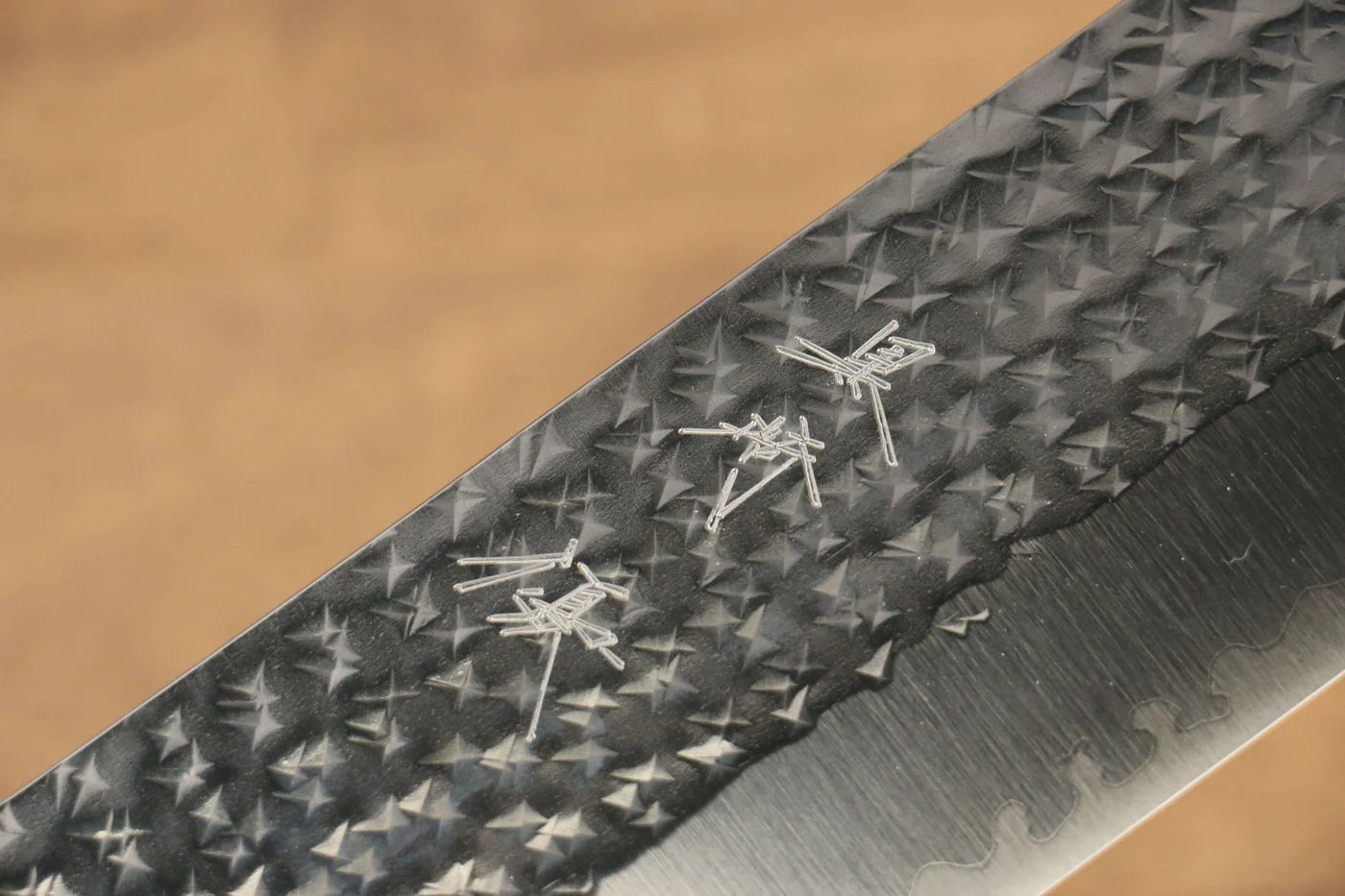 Yu Kurosaki Senko R2/SG2 ลายค้อนตี เคลือบเงาทอง Maki-e ลายมังกร มีดหั่นผัก Nakiri มีดทำครัวญี่ปุ่น 165mm เคลือบด้าม มีฝัก (ปลอก) มีด