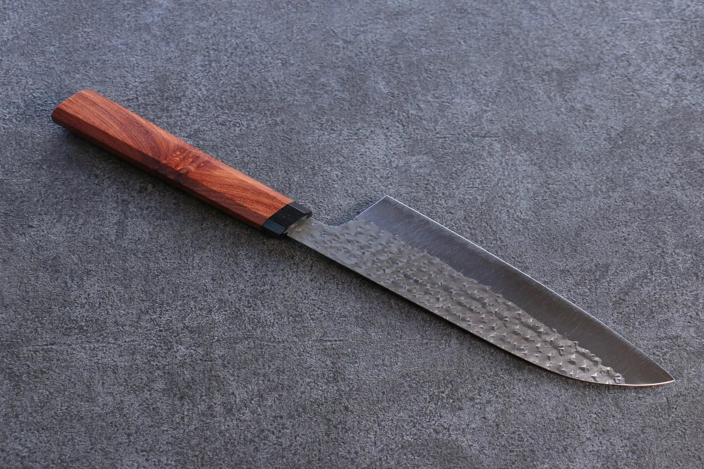Yu Kurosaki Senko R2/SG2 ลายค้อนตี มีด Santoku มีดทำครัวญี่ปุ่น 165mm ด้ามไม้ Sandalwood สีแดง