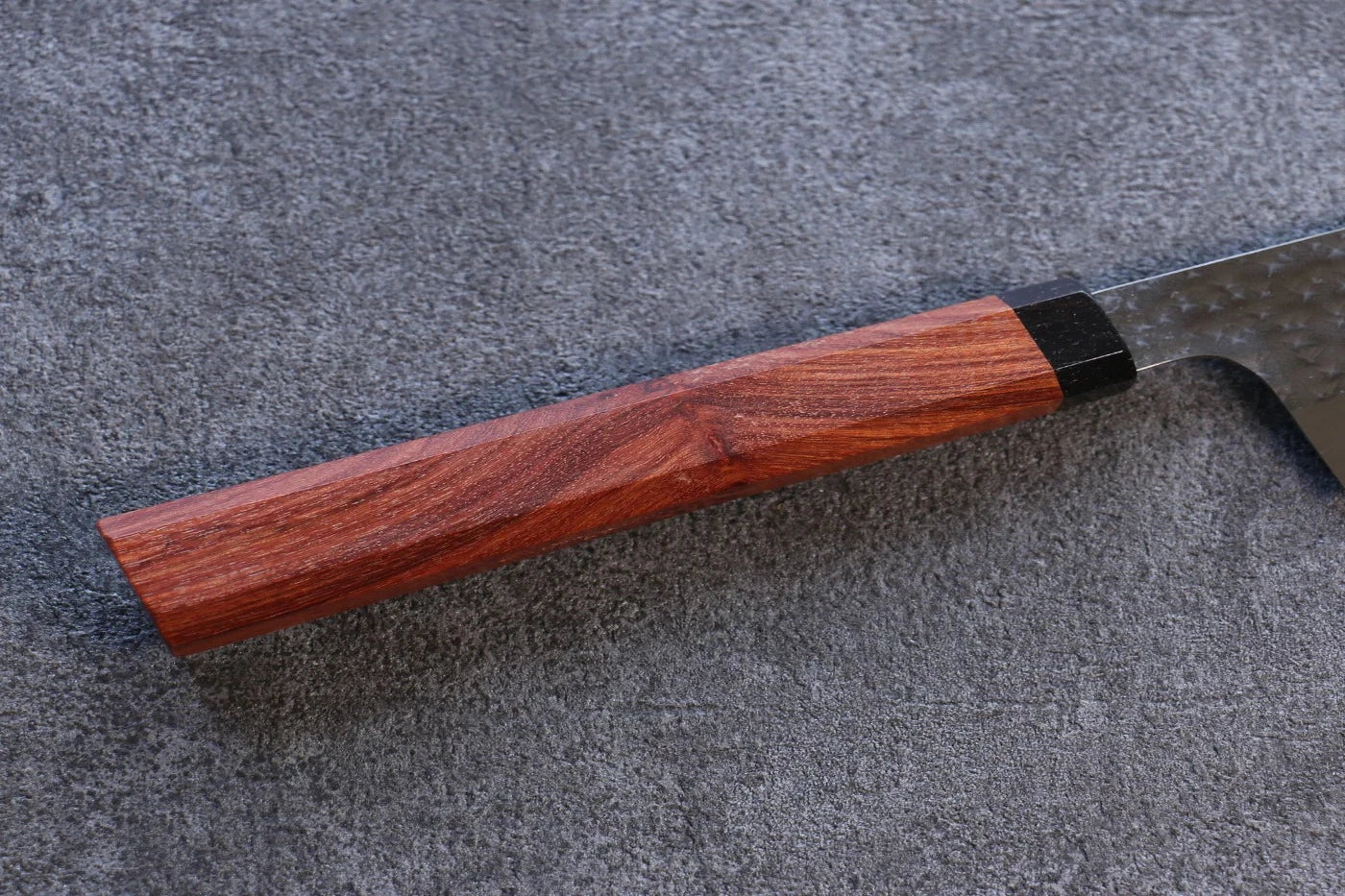 Yu Kurosaki Senko R2/SG2 ลายค้อนตี มีด Santoku มีดทำครัวญี่ปุ่น 165mm ด้ามไม้ Sandalwood สีแดง