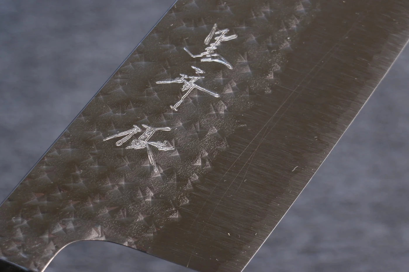 Yu Kurosaki Senko R2/SG2 ลายค้อนตี มีด Santoku มีดทำครัวญี่ปุ่น 165mm ด้ามไม้ Sandalwood สีแดง