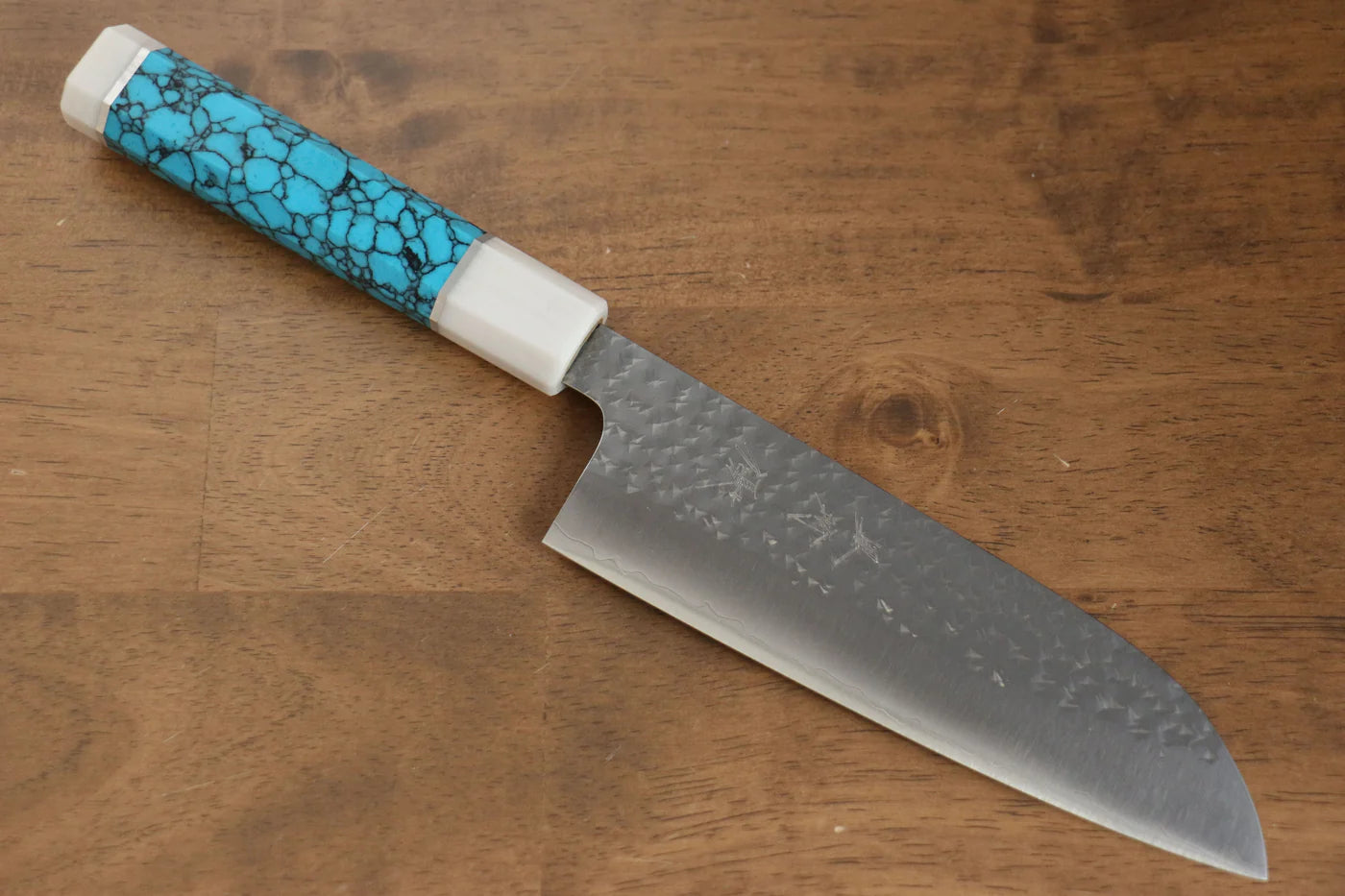 Yu Kurosaki Senko R2/SG2 ลายค้อนตี มีด Santoku มีดทำครัวญี่ปุ่น 165mm ด้ามสีฟ้าใส(ประดับห่วงคู่สีขาว)