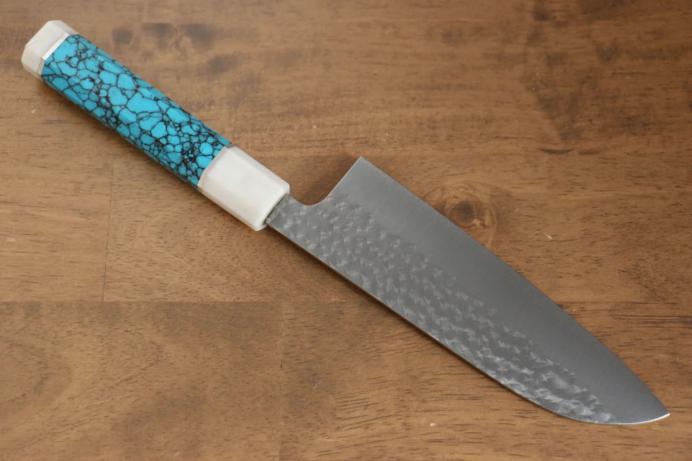 Yu Kurosaki Senko R2/SG2 ลายค้อนตี มีด Santoku มีดทำครัวญี่ปุ่น 165mm ด้ามสีฟ้าใส(ประดับห่วงคู่สีขาว)