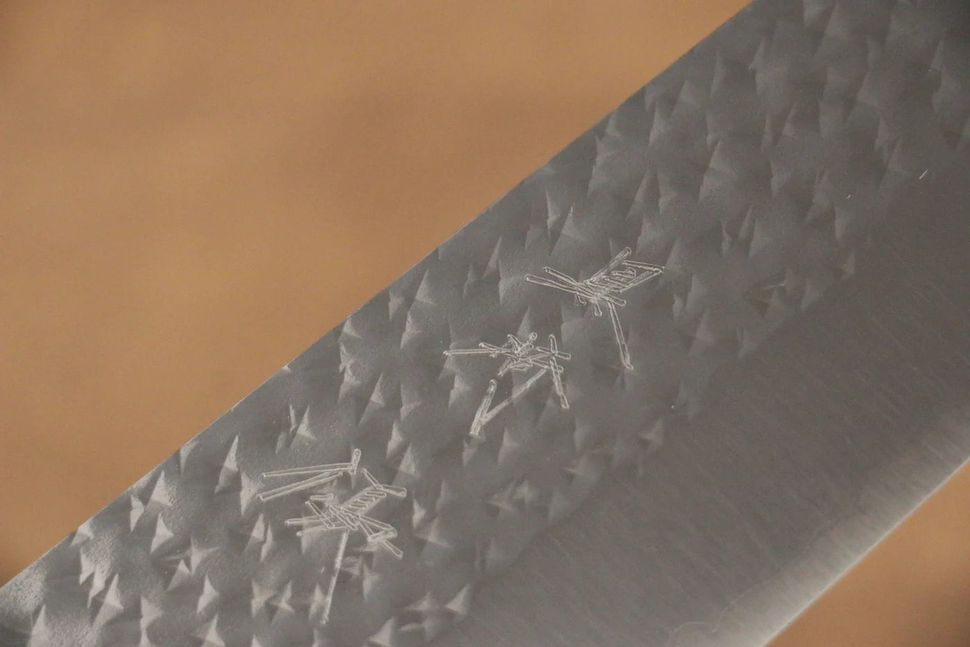 Yu Kurosaki Senko R2/SG2 ลายค้อนตี มีด Santoku มีดทำครัวญี่ปุ่น 165mm ด้ามสีฟ้าใส(ประดับห่วงคู่สีขาว)