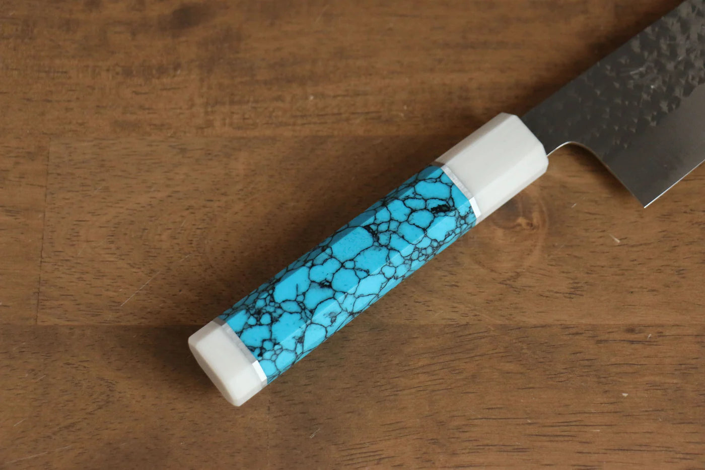 Yu Kurosaki Senko R2/SG2 ลายค้อนตี มีด Santoku มีดทำครัวญี่ปุ่น 165mm ด้ามสีฟ้าใส(ประดับห่วงคู่สีขาว)