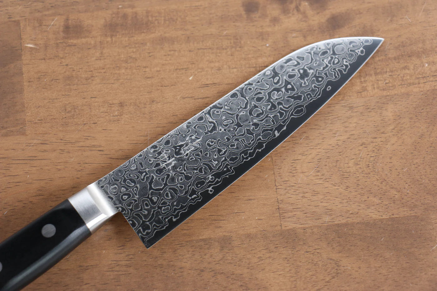 Seisuke AUS10 45 ชั้น ขัดขึ้นเงากระจก ลายดามัสกัส มีด Santoku มีดทำครัวญี่ปุ่น 170mm ด้ามไม้ Pakka wood สีดำ