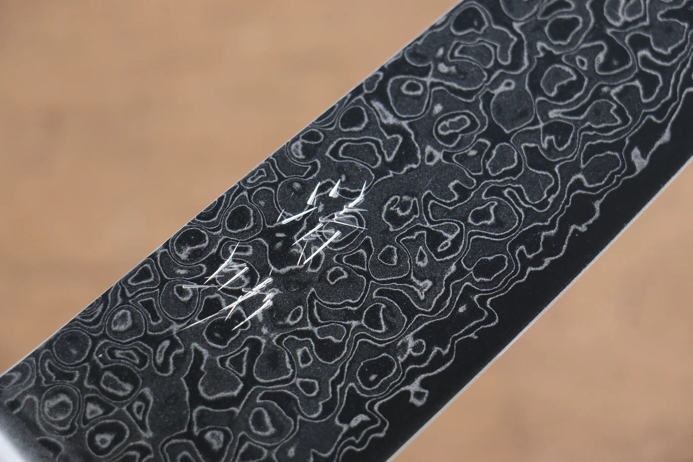 Seisuke AUS10 45 ชั้น ขัดขึ้นเงากระจก ลายดามัสกัส มีด Santoku มีดทำครัวญี่ปุ่น 170mm ด้ามไม้ Pakka wood สีดำ