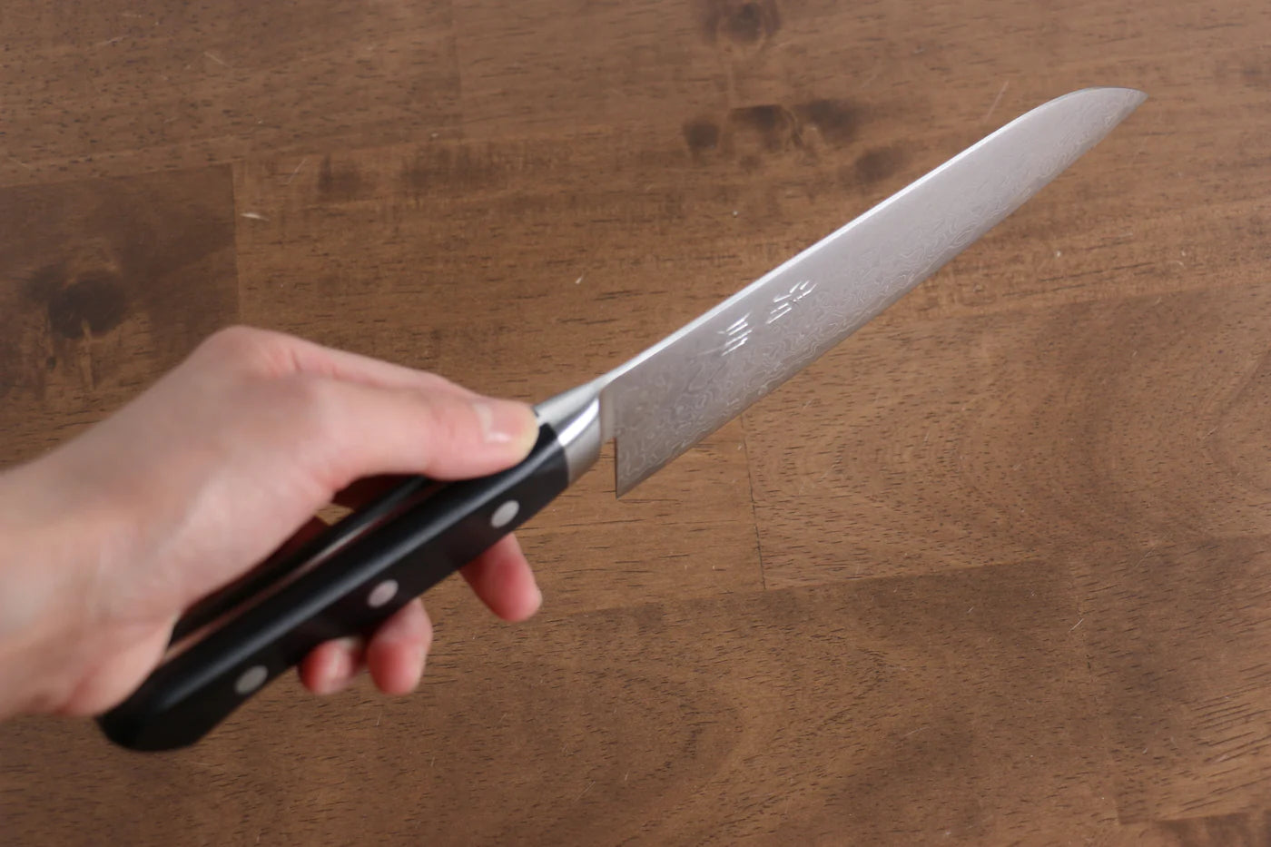 Seisuke AUS10 45 ชั้น ขัดขึ้นเงากระจก ลายดามัสกัส มีด Santoku มีดทำครัวญี่ปุ่น 170mm ด้ามไม้ Pakka wood สีดำ