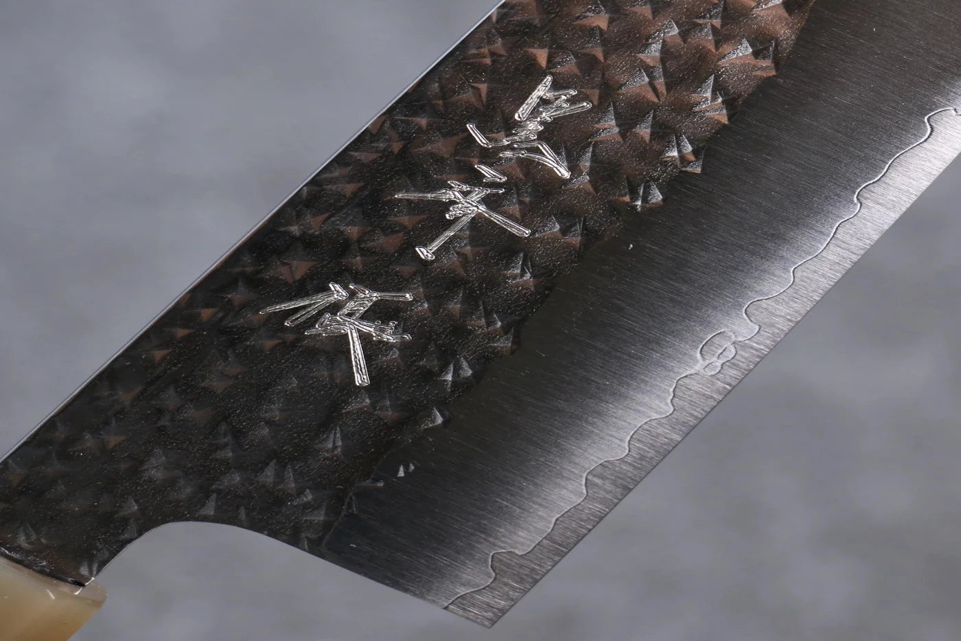 Yu Kurosaki Senko R2/SG2 ลายค้อนตี มีด Santoku มีดทำครัวญี่ปุ่น 165mm ด้ามไม้มะเกลือ