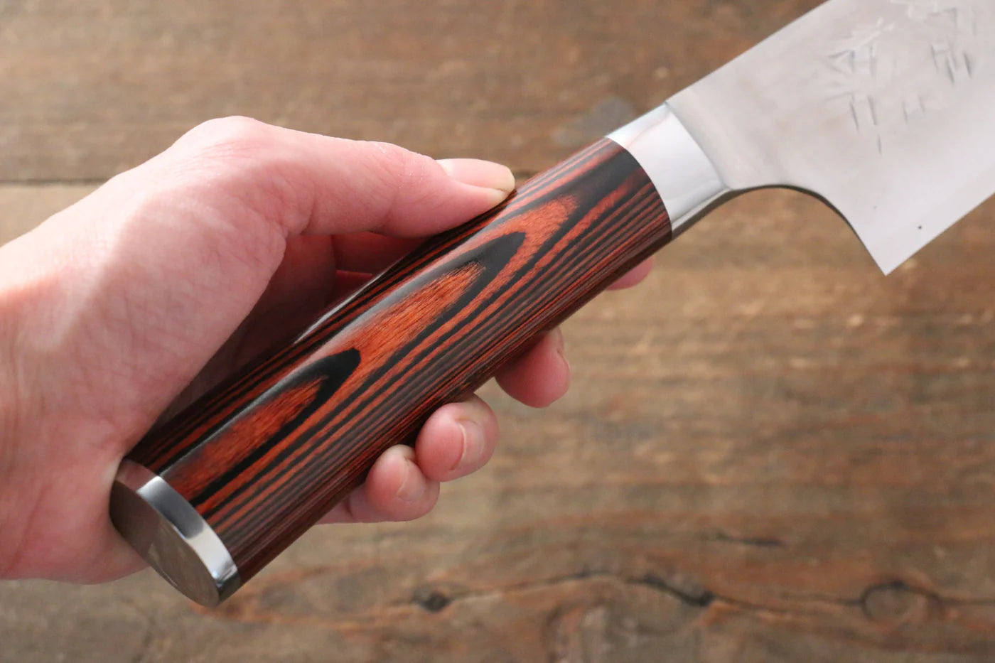 Takeshi Saji SRS13 ลายค้อนตี มีด Santoku มีดทำครัวญี่ปุ่น 180mm ด้ามไม้ Pakka wood สีแดง