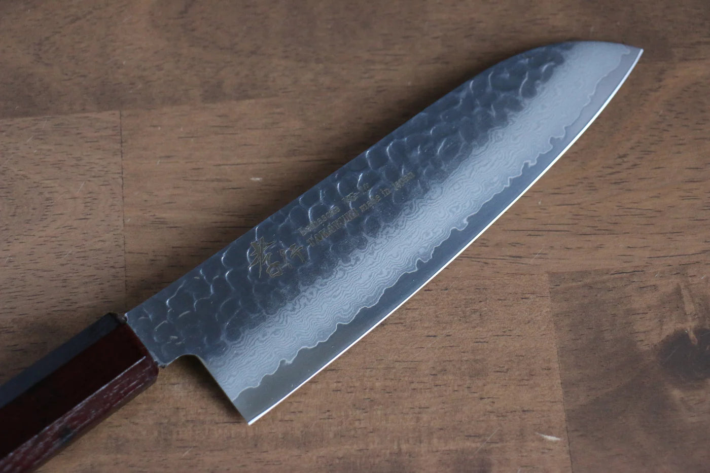 Sakai Takayuki Nanairo VG10 33 ชั้น มีด Santoku มีดทำครัวญี่ปุ่น 180mm ด้ามพลาสติก ABS (กระดองเต่าเเดง)