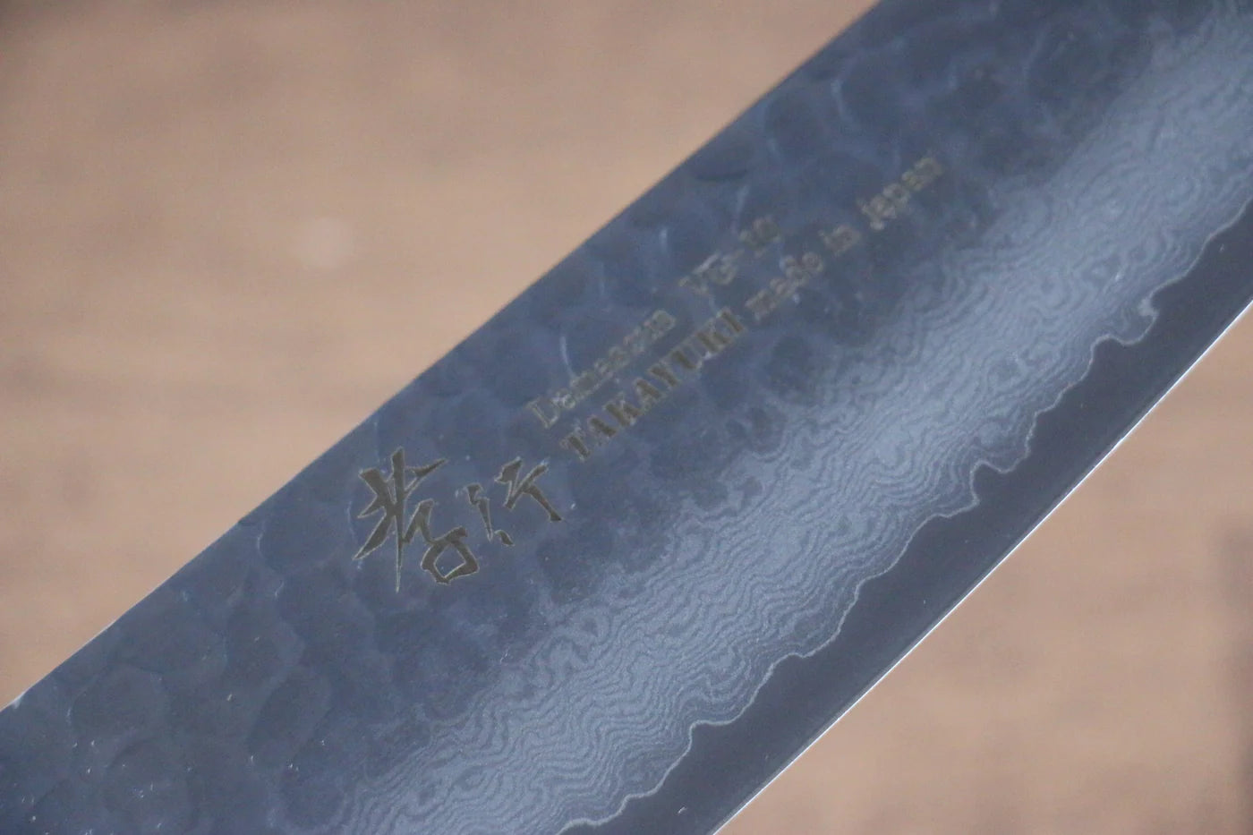 Sakai Takayuki Nanairo VG10 33 ชั้น มีด Santoku มีดทำครัวญี่ปุ่น 180mm ด้ามพลาสติก ABS (กระดองเต่าเเดง)