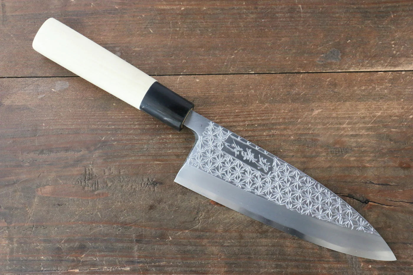Sakai Takayuki Kasumitogi White Steel (เหล็กกล้าขาว) สลักลายใบป่าน มีด Deba มีดทำครัวญี่ปุ่น