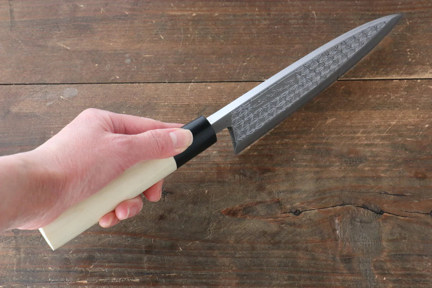 Sakai Takayuki Kasumitogi White Steel (เหล็กกล้าขาว) สลักลายใบป่าน มีด Deba มีดทำครัวญี่ปุ่น