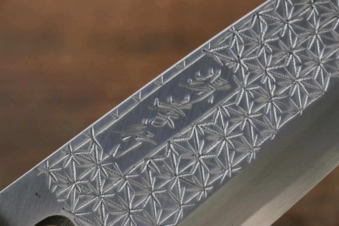 Sakai Takayuki Kasumitogi White Steel (เหล็กกล้าขาว) สลักลายใบป่าน มีด Deba มีดทำครัวญี่ปุ่น