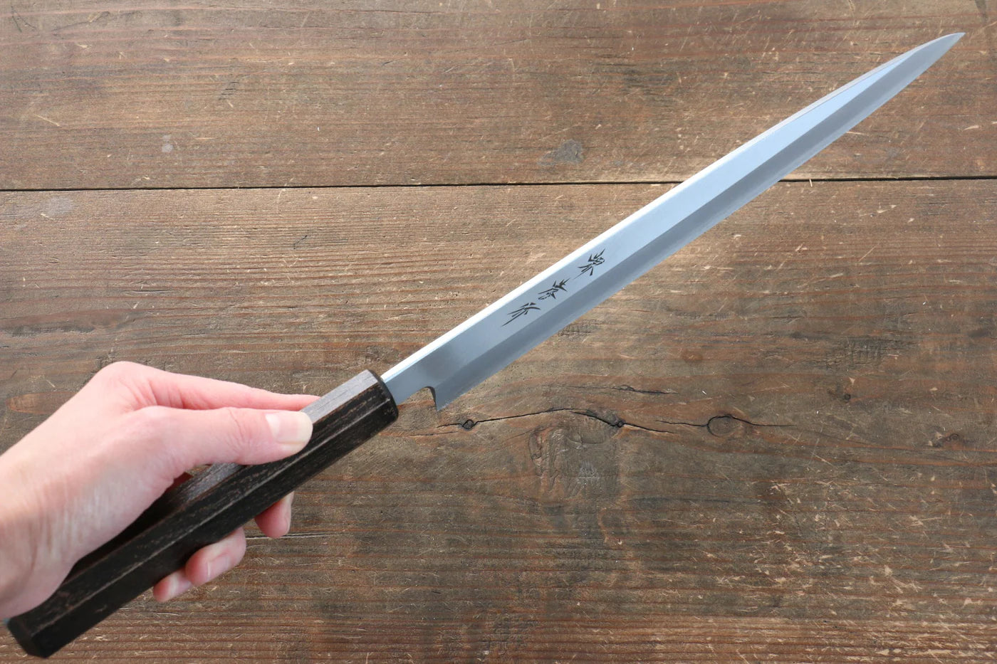 Sakai Takayuki Nanairo โมลิบดินัม INOX มีด Yanagiba มีดทำครัวญี่ปุ่น 270mm ด้ามพลาสติก ABS (ดำทอง)
