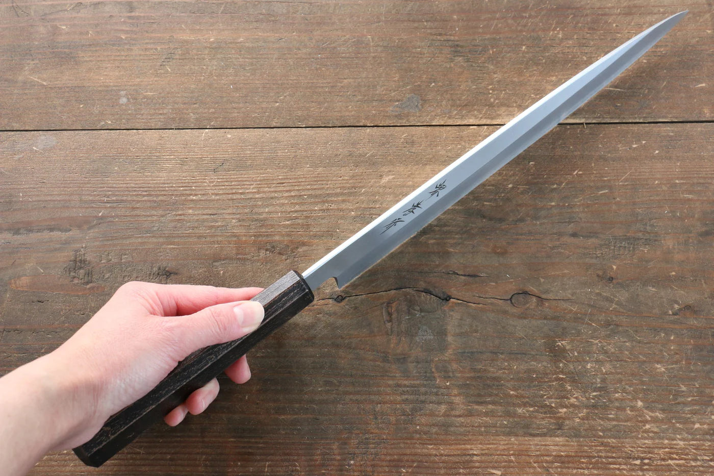 Sakai Takayuki Nanairo โมลิบดินัม INOX มีด Yanagiba มีดทำครัวญี่ปุ่น 270mm ด้ามพลาสติก ABS (ดำทอง)