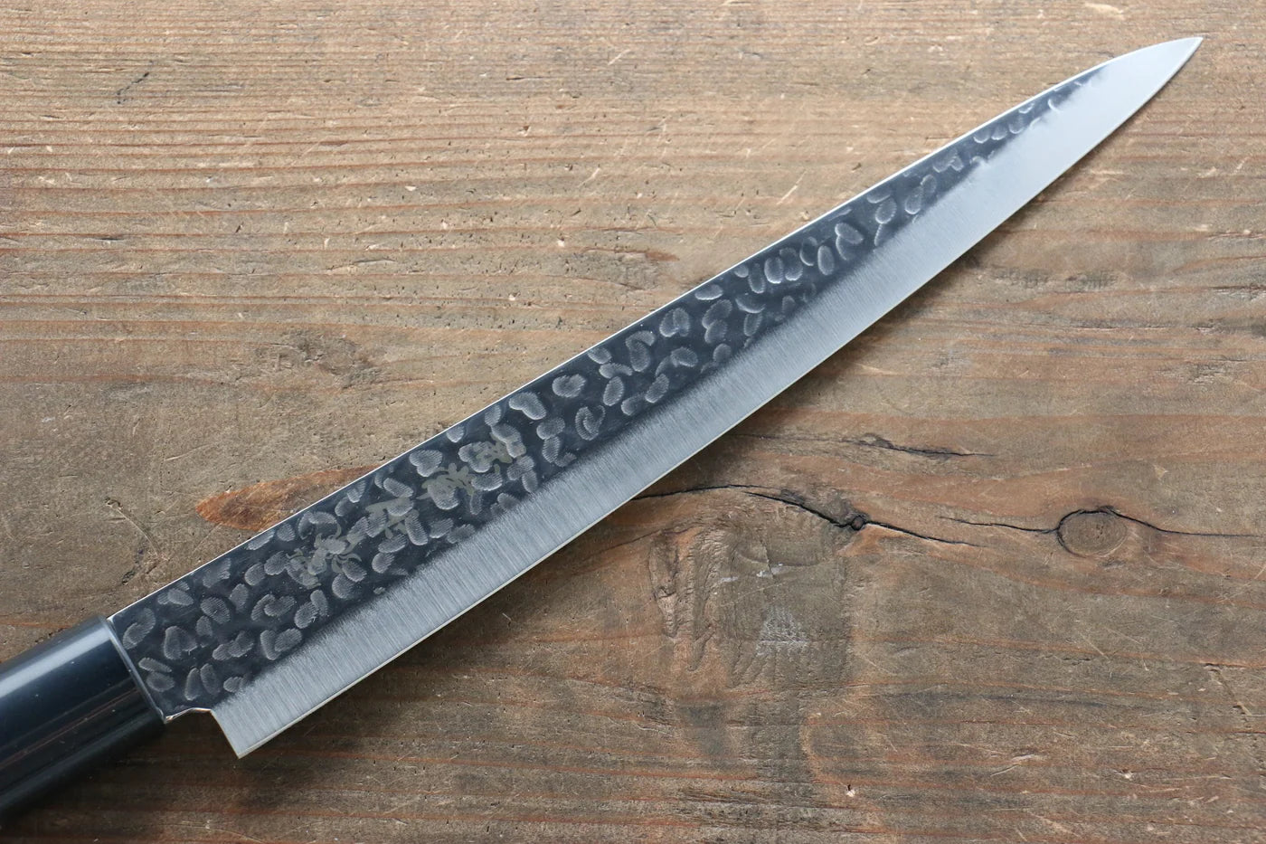 Kanetsune DSR-1K6 ลายค้อนตี มีดเลาะเอ็น Sujihiki มีดทำครัวญี่ปุ่น 210mm ด้ามไม้ Pakka wood สีแดง