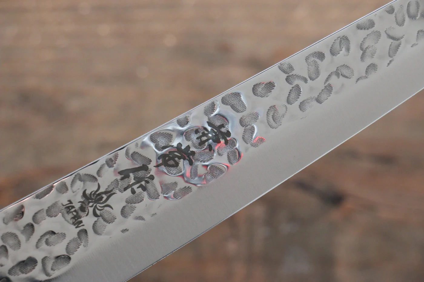 Kanetsune DSR-1K6 ลายค้อนตี มีดเลาะเอ็น Sujihiki มีดทำครัวญี่ปุ่น 210mm ด้ามไม้ Pakka wood สีแดง